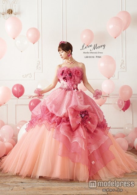 「Love Mary」第4弾となるウェディングドレス姿を披露した篠田麻里子