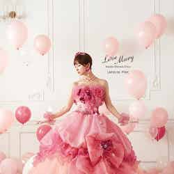 「Love Mary」第4弾となるウェディングドレス姿を披露した篠田麻里子
