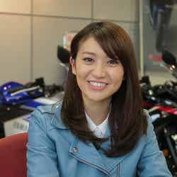 ヤマハWEBムービー「トリシティ、納車！」篇に出演し、バイクに乗る大島優子【モデルプレス】