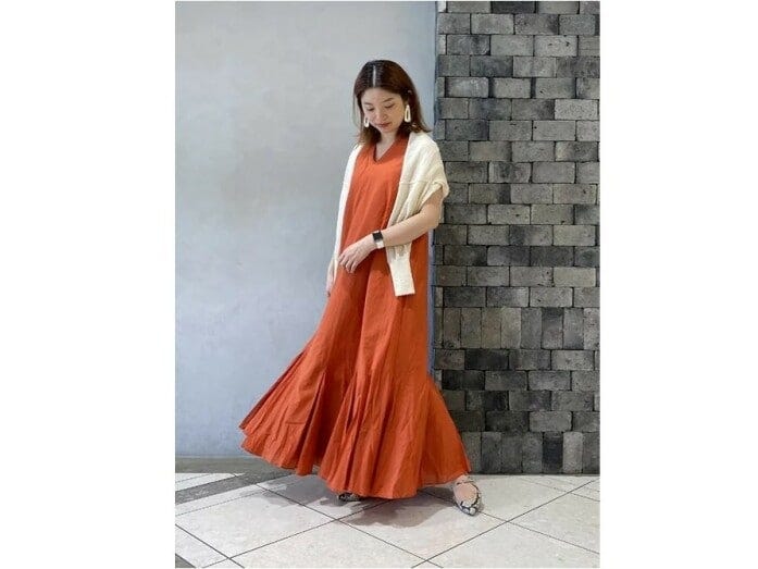 【OKコーデ】切り替えなしのAライン、または大人にあった切り替え入りワンピがおすすすめ　出典：WEAR