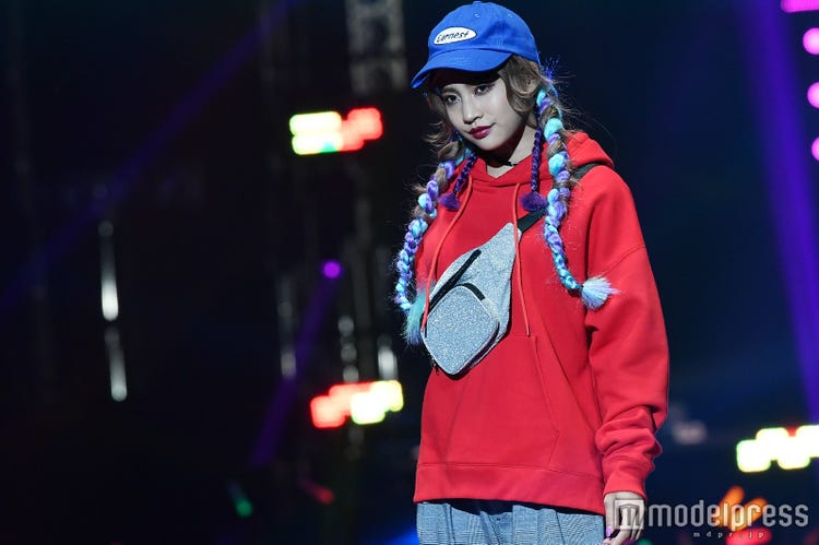 Lol Hibiki 赤リップでクールなランウェイ トレンドファッション着こなし Tgc17a W モデルプレス Lol Hibiki 赤リップでクールなランウェイ トレンドファッション着こなし Tgc17a W モデルプレス