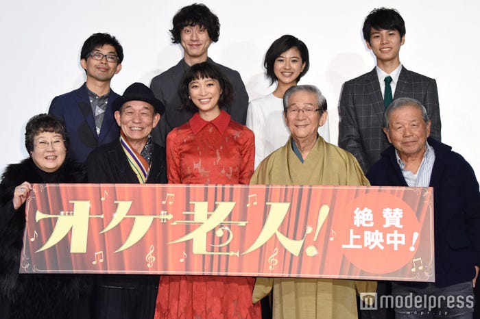 (前列左から)茅島成美、笹野高史、杏、小松政夫、左とん平(後列左から)細川徹監督、坂口健太郎、黒島結菜、萩原利久 (C)モデルプレス