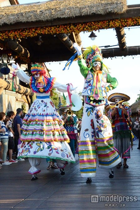 チップとデールのスケルトン・フィエスタは大迫力の2人からスタート／東京ディズニーシー
