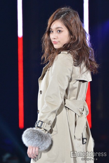 振り返りざまに大人っぽい色気が漂う筧美和子