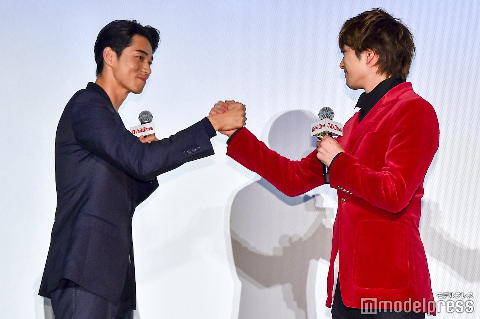 就寝前にもやっていたグータッチの儀式を披露する東出昌大と新田真剣佑その3 （C）モデルプレス