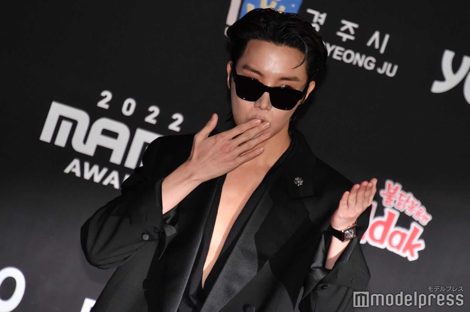 セクシーに投げキスをするJ-HOPE（C）モデルプレス