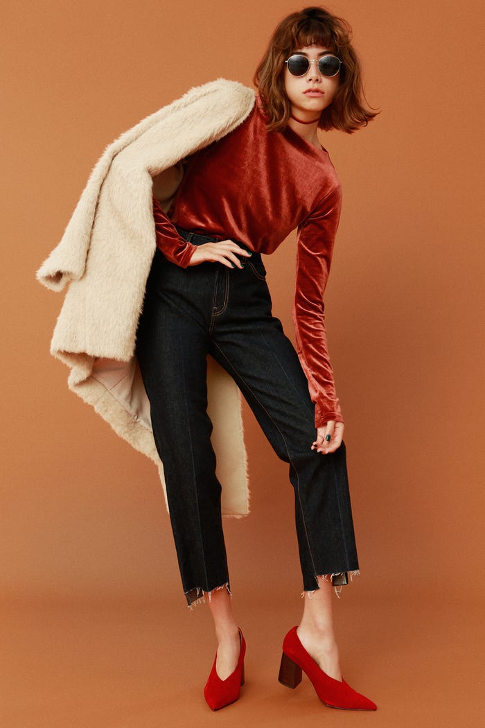 ノーカラーエコファーコート¥28,000、ベルベットボートネックプルオーバー¥4,600、アシンメトリーヘムストレートデニムパンツ¥8,300、ラウンドメタルサングラス¥4,200、ベルベットメタル付チョーカー6mm¥2,800、羊革チャンキーヒールパンプス¥12,000/以上Mila Owen(C)TOPLOG