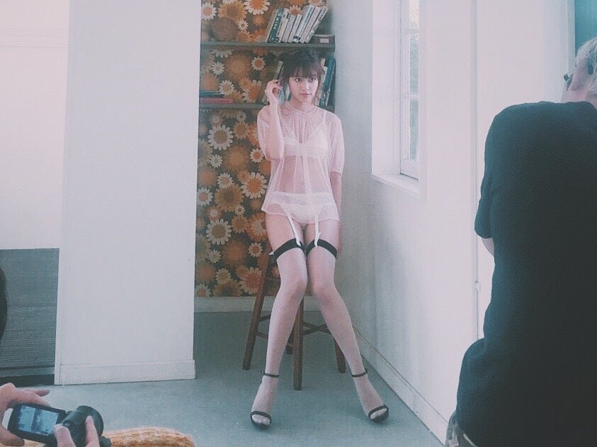 7日発売の「ヤングガンガン」No．20で初表紙を飾った松本愛のオフショット（写真提供：所属事務所）