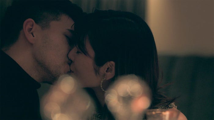 キスをする聖南とノア「TERRACE HOUSE OPENING NEW DOORS」49th WEEK(C)フジテレビ/イースト・エンタテインメント