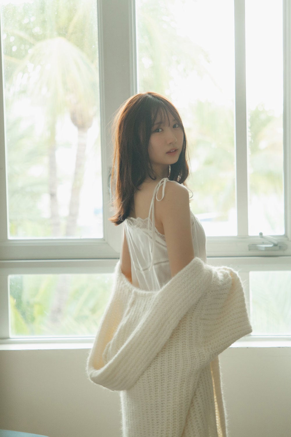 日向坂46藤嶌果歩、朝の“ちょっぴり眠たい”1枚・背中空いた大人っぽい衣装カット…1st写真集裏表紙4種公開【果実の歩幅】