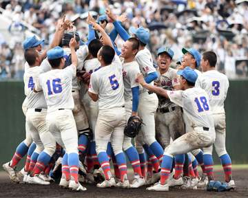 花咲徳栄が2年ぶり9回目の優勝 春夏連続甲子園 プロ注目対決は右腕黒川がピンチで浦学・内藤封じる 本田主将「日本一という形で埼玉県民に恩返しを」