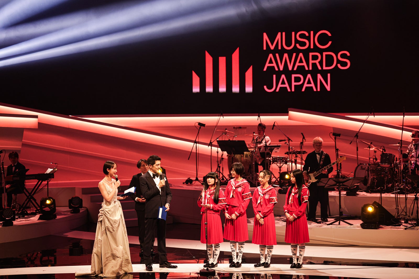 井桁弘恵、谷中敦、新しい学校のリーダーズ（C）CEIPA／MUSIC AWARDS JAPAN2025