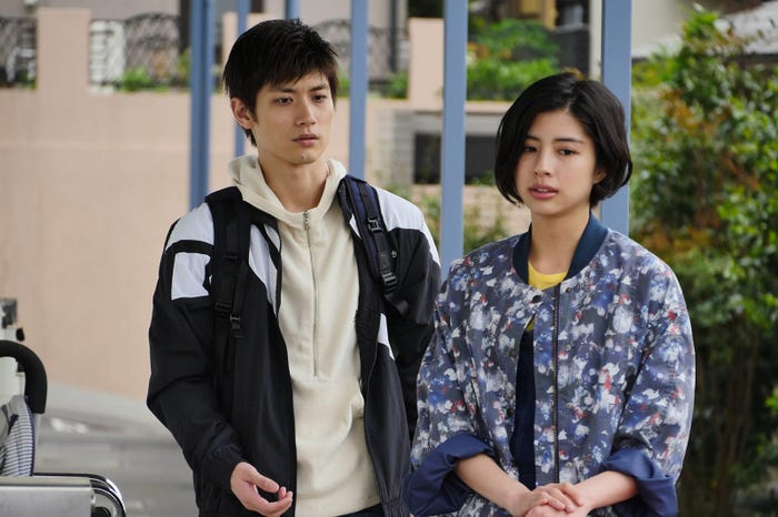 三浦春馬、佐久間由衣 (C)フジテレビ