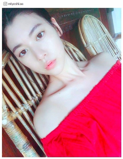 三吉彩花 ナチュラルメイクで色白肌輝く 美デコルテにも視線集中 透明感半端ない モデルプレス