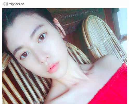 三吉彩花、ナチュラルメイクで色白肌輝く 美デコルテにも視線集中「透明感半端ない」