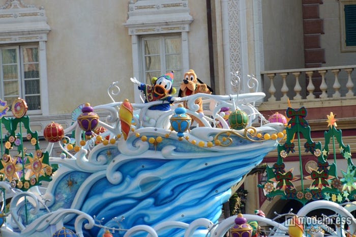 7つのツリーが飾られた船