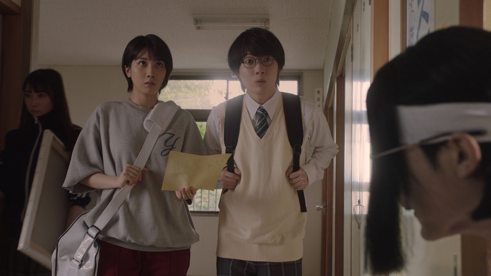 （左から）松本穂香、神木隆之介／新TVCM「クイズ大会」篇より（提供写真）