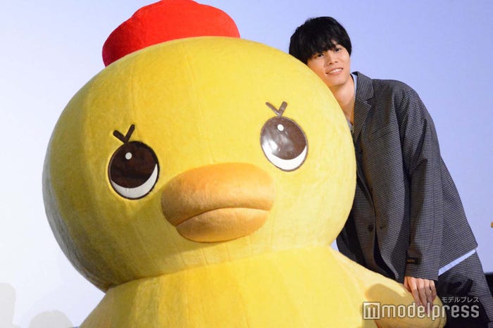 アヒル隊長にべったりの萩原利久(C)モデルプレス