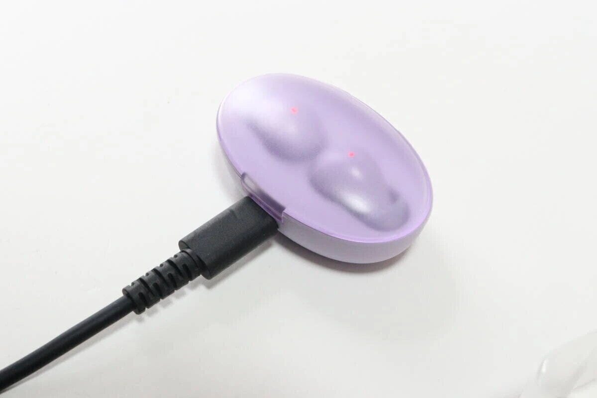 紫色のワイヤレスイヤホン充電ケースにUSB