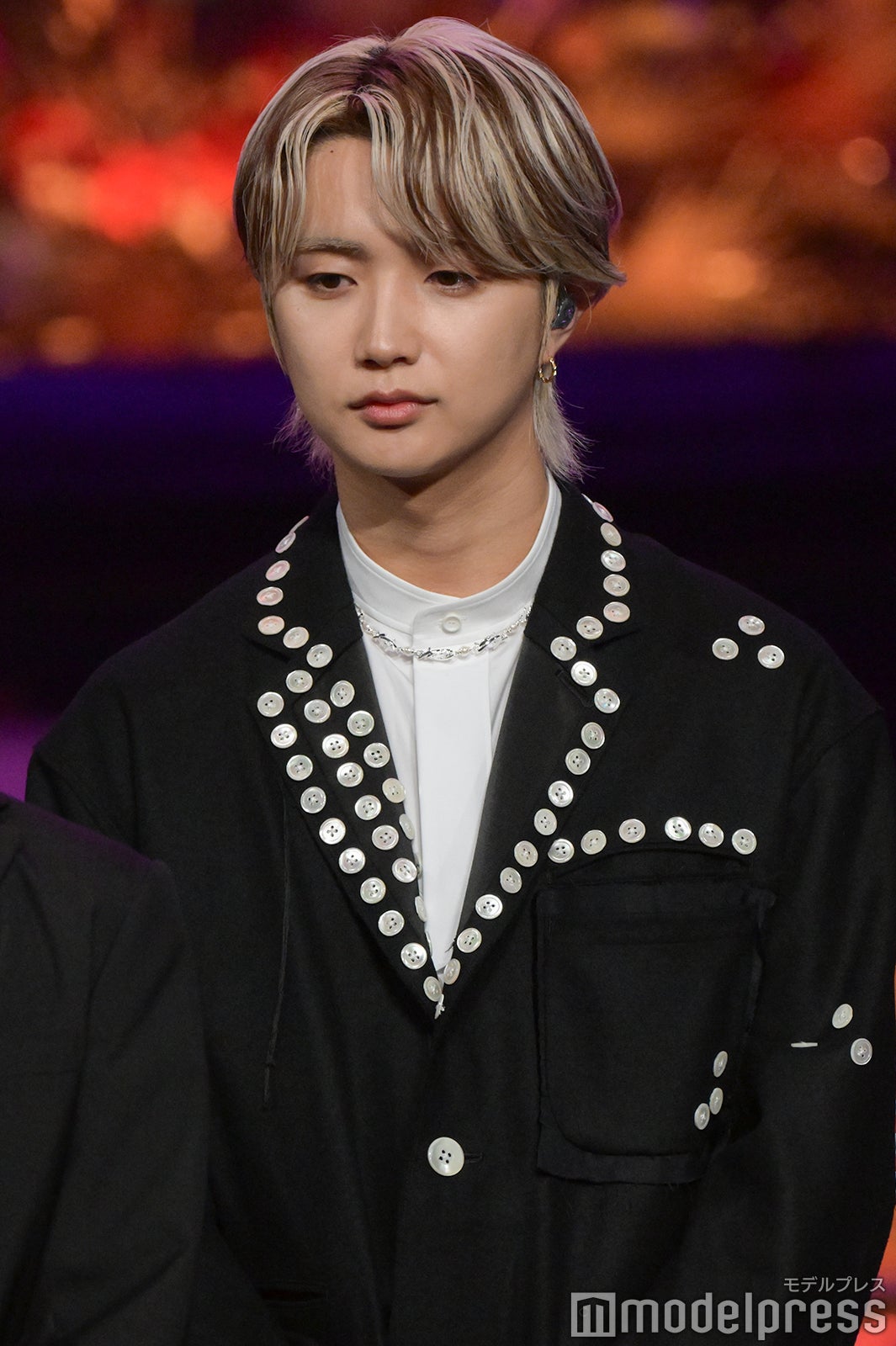 ボタンが散りばめられた個性的なスーツのJUNON（C）モデルプレス