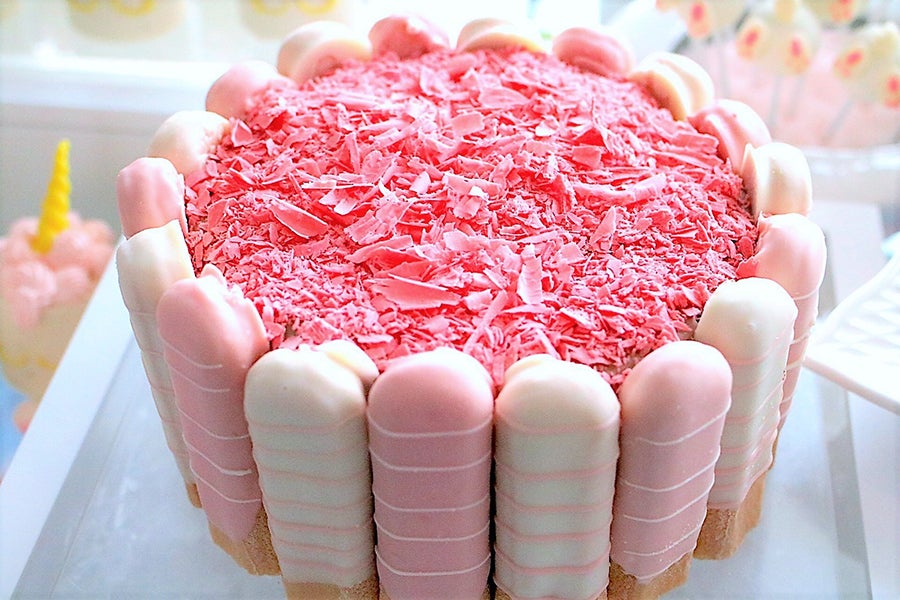 サマーデザートブッフェ リボンに包まれて ピンクチョコレートファッジケーキ