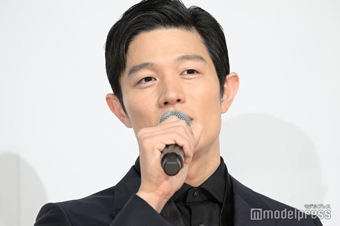 鈴木亮平(C)モデルプレス