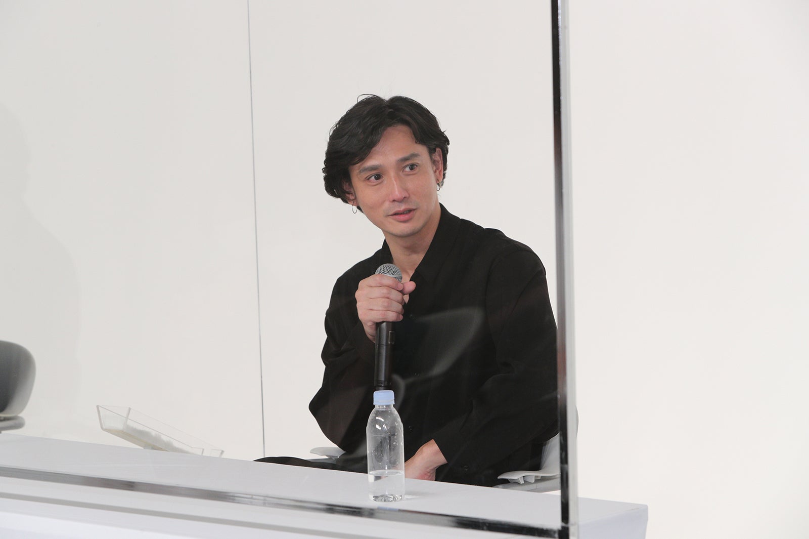 安藤政信／衣装協力：HARE（アダストリア）／th／ASICS Walking（画像提供：関西テレビ）