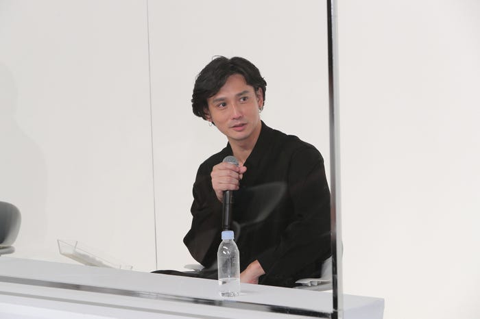 安藤政信/衣装協力:HARE(アダストリア)/th/ASICS Walking(画像提供:関西テレビ)