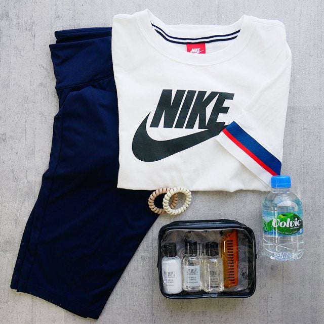 NIKEのTシャツとパンツと水とトラベルセット