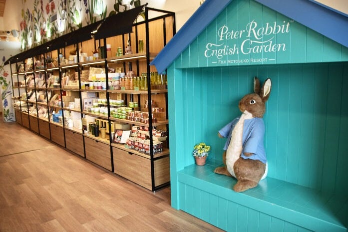 店内にはピーターラビットの大きなぬいぐるみも