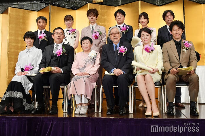 (前列左から)宮崎あおい、内藤剛志、橋田壽賀子氏、山田洋次監督、松坂慶子、大泉洋(後列左2番目から)永野芽郁、菅田将暉、安住紳一郎アナ、いとう菜のは氏、三谷武史氏/※後列左は授賞式を欠席した岡田将生の代理(C)モデルプレス