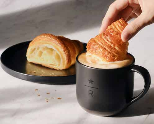 スタバ、新宿に新スタイルのカフェベーカリー出店 ラテにクロワッサンを浸し食べる“大人のご褒美体験”提案