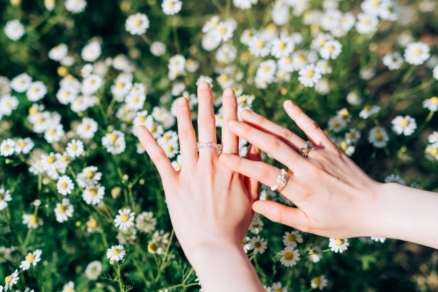 指輪をつける位置には意味がある？ 恋愛運アップに効果的な指輪の付け方を解説