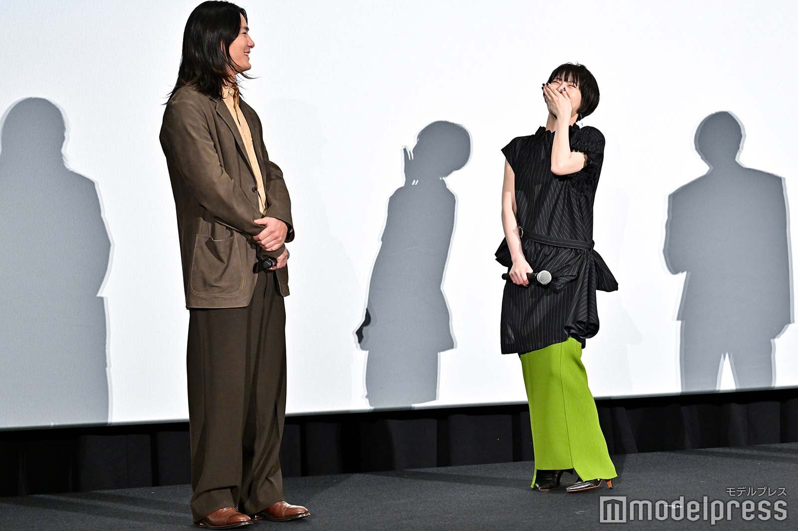 野村周平のトークに爆笑する浜辺美波（C）モデルプレス