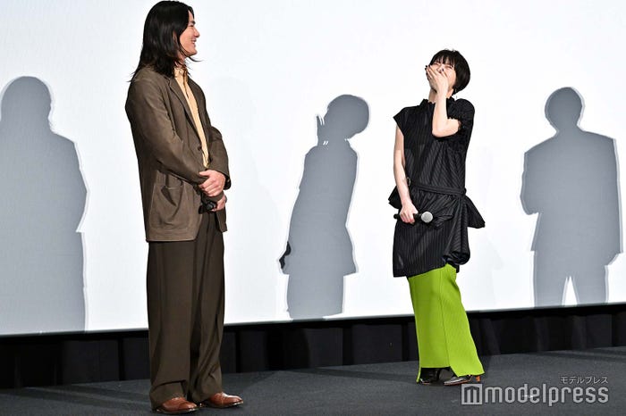 野村周平のトークに爆笑する浜辺美波(C)モデルプレス