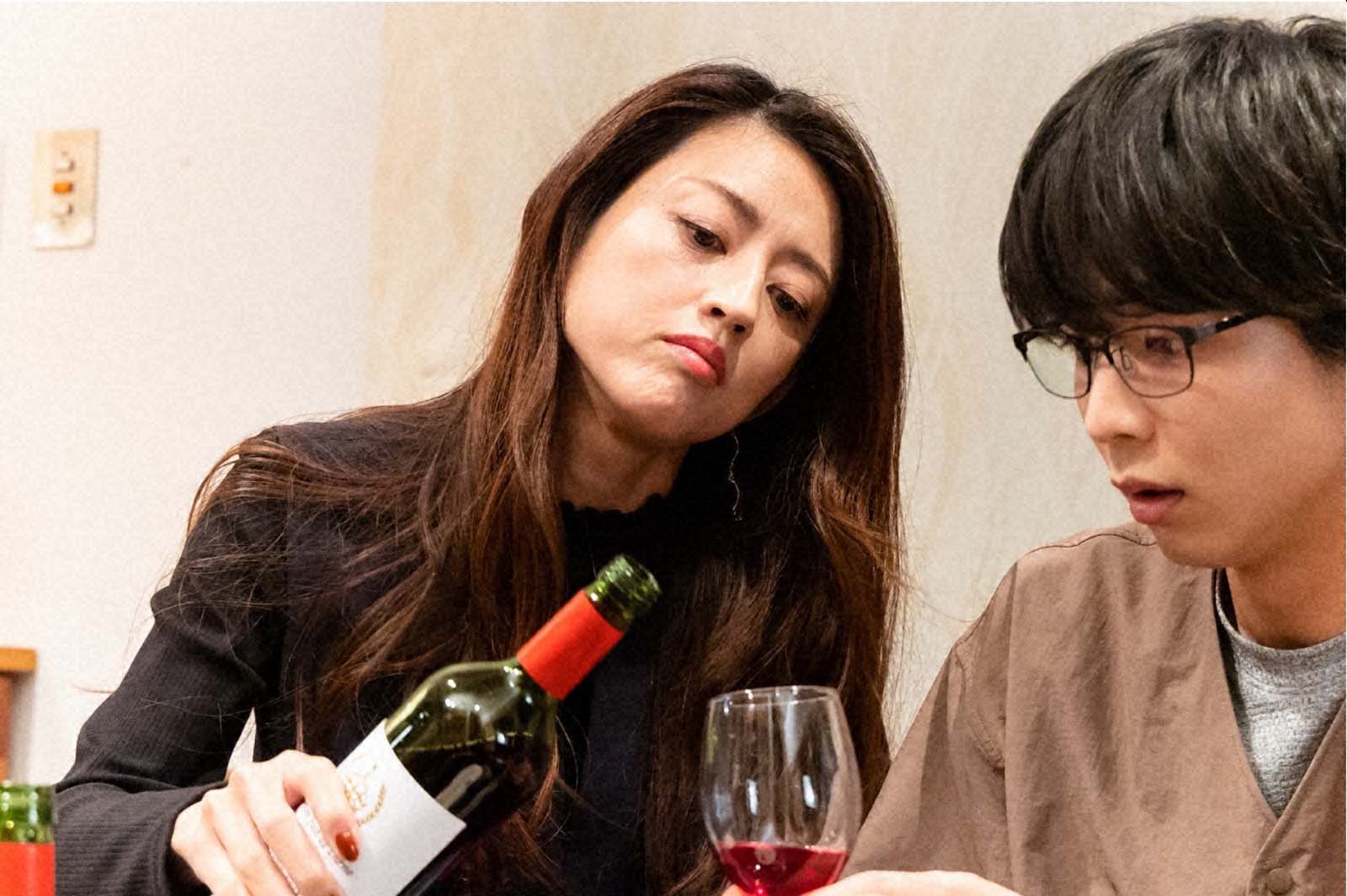 小沢真珠、鈴木仁「さらば、佳き日」第4話より（C）「さらば、佳き日」製作委員会