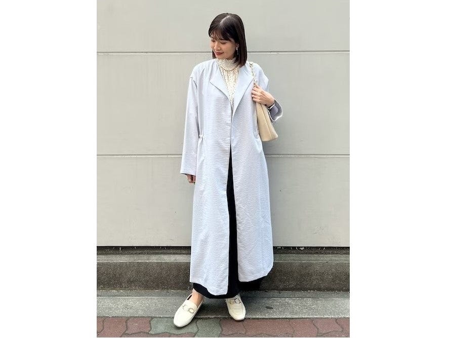 【OKコーデ】淡い色&ポリエステル系素材ならロング丈でも春にフィットします 出典:WEAR