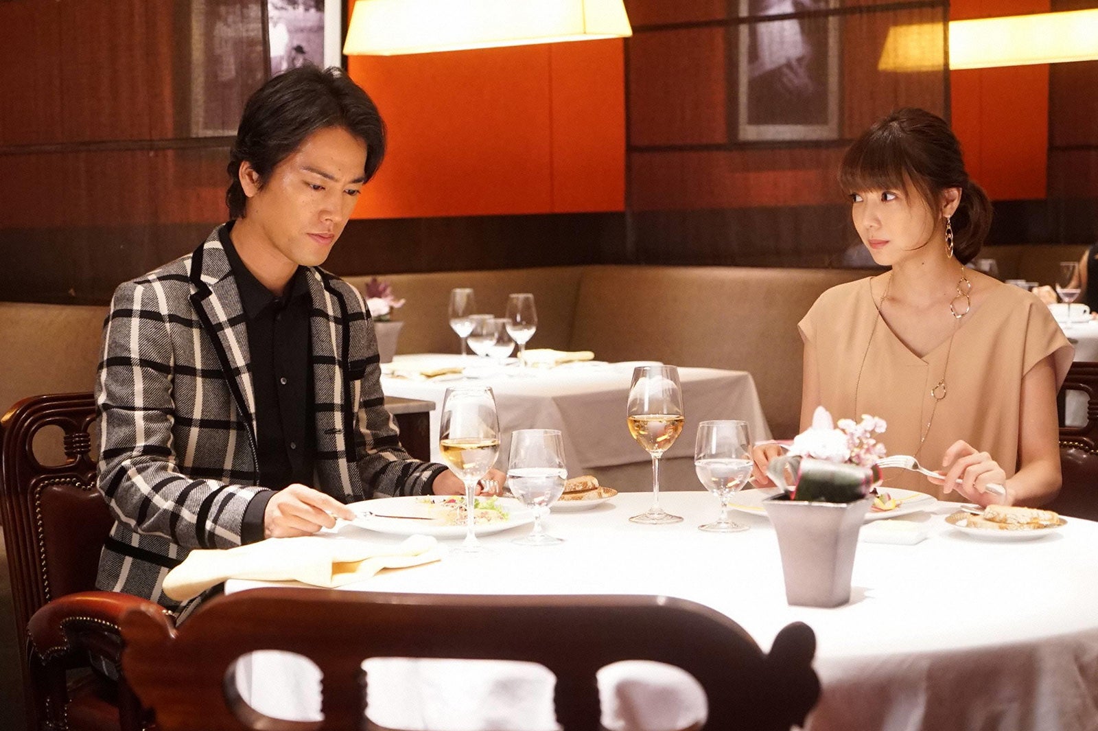 桐谷健太、倉科カナ／「カインとアベル」第2話より／画像提供：フジテレビ