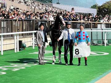 “世界最強馬”イクイノックス全妹エクアトーレが3馬身差でデビュー勝ち ルメール「まだ伸びしろがありそう」 田中博師「力のこもったいい走り」