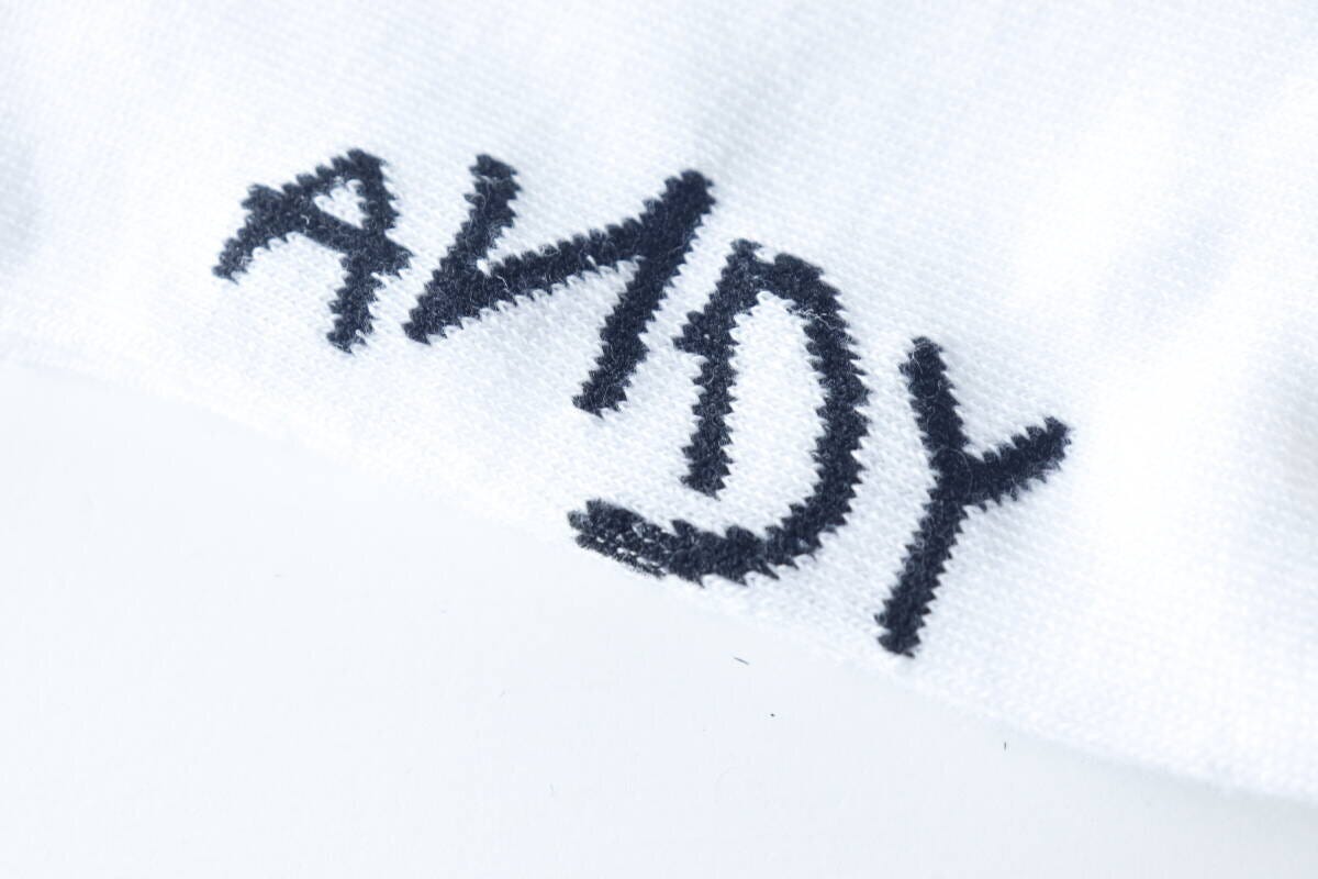 靴下の足裏に刺繍された「ANDY」のサイン