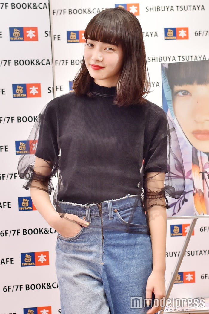 チュールトップス¥12,000(ファクトタム ファム×レイ ビームス/ビームス ウィメン 渋谷)、中に着たタートルニット¥8,900(レイ ビームス/ビームス ウィメン 渋谷)(C)モデルプレス