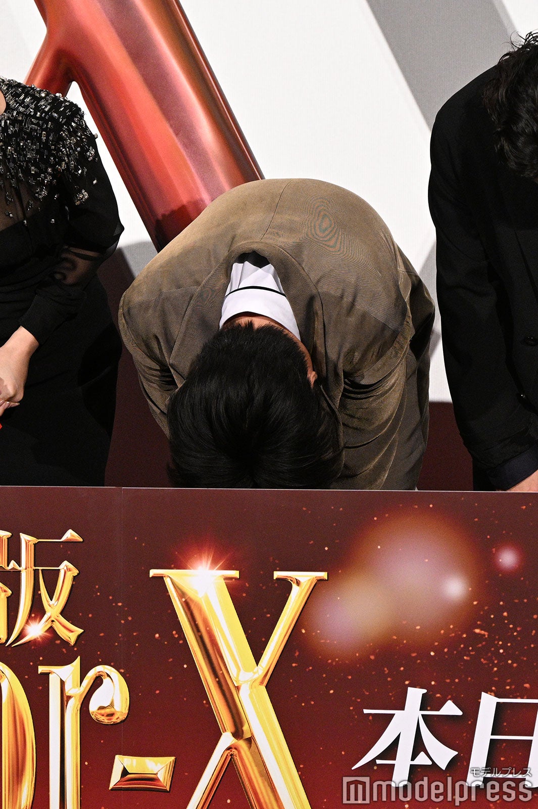 深々とお辞儀をする田中圭（C）モデルプレス