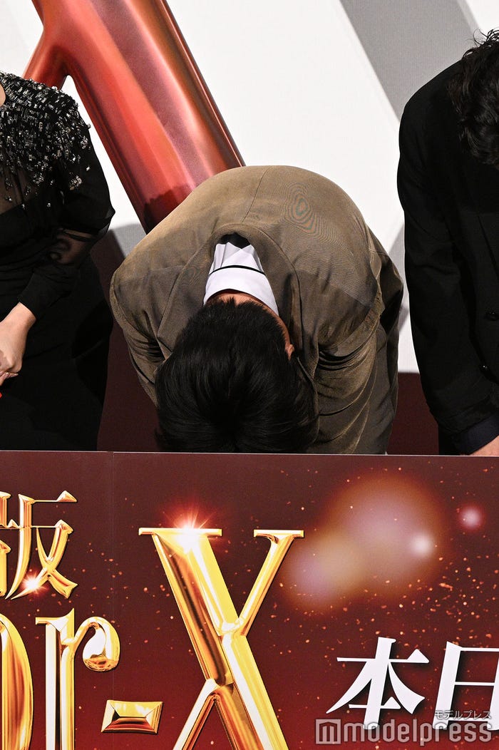 深々とお辞儀をする田中圭(C)モデルプレス