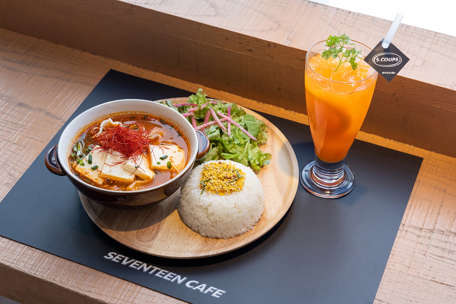 SEVENTEEN CAFE 2023 ～FUTURE IN THE PAST～（C）HYBE JAPAN