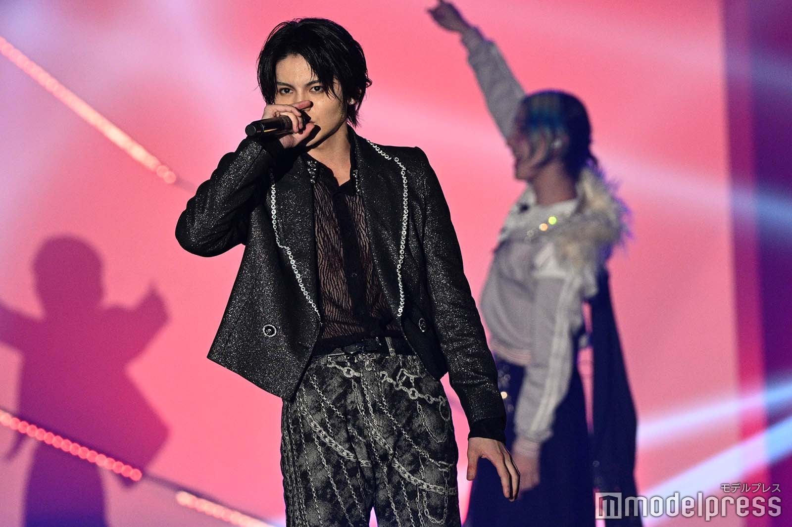 YOSHIKI 着用モデル YOSHIKIプロデュースXY、独自の世界観で迫力のパフォーマンス