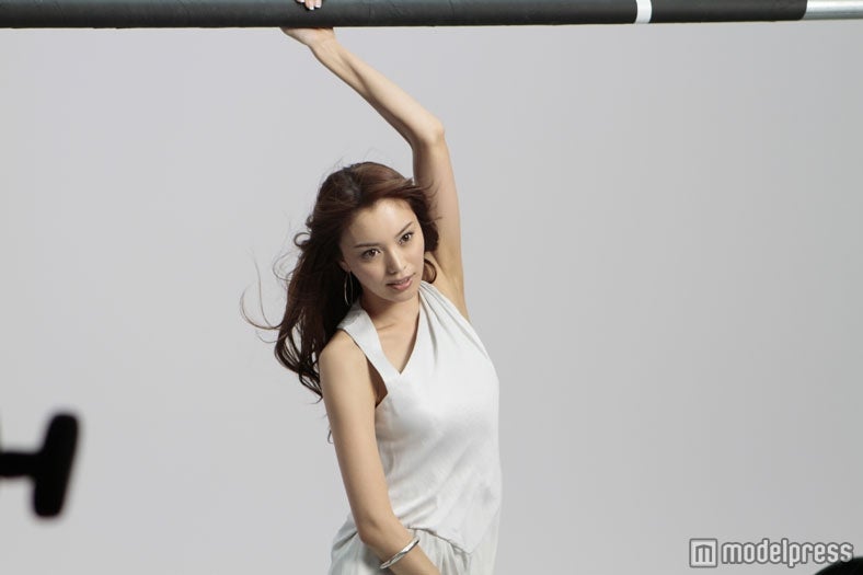 蛯原友里（CMメイキング）