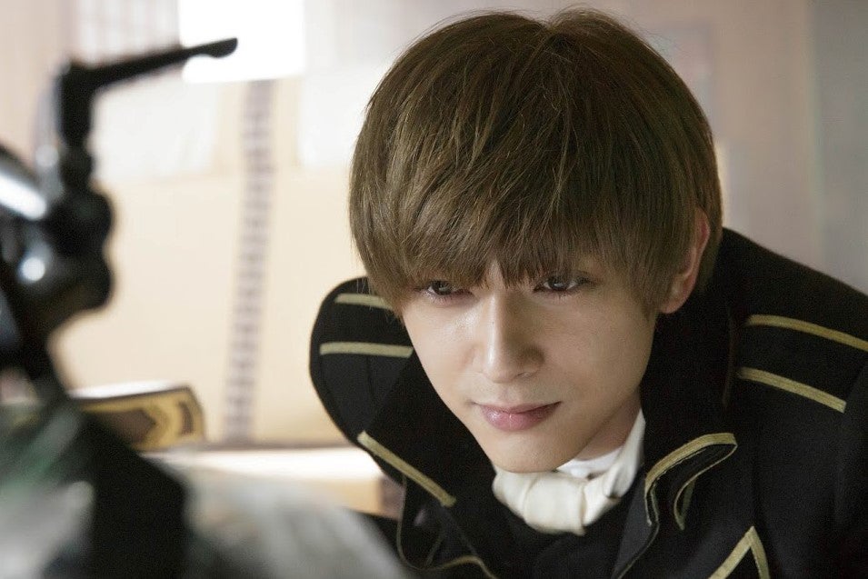 【メイキング】優しい笑みでモニターを見つめる吉沢亮 （C）空知英秋／集英社 （C）2018 映画「銀魂2」製作委員会