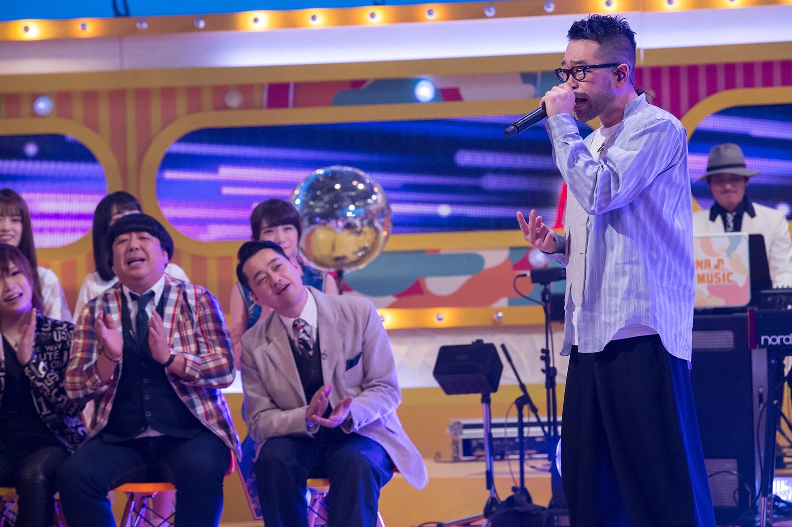 乃木坂46秋元真夏、チャイナドレス姿披露 豪華アーティストと共演