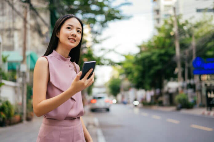 4：デートの待ち合わせのときの不安そうな表情