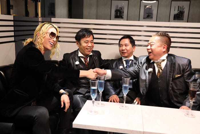 (左から)ローランド、岡村隆史、田中裕二、出川哲朗(C)フジテレビ